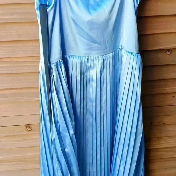 Pretty Little Thing dusty blue satin cowl neck midi dress - Picture 4 of 6